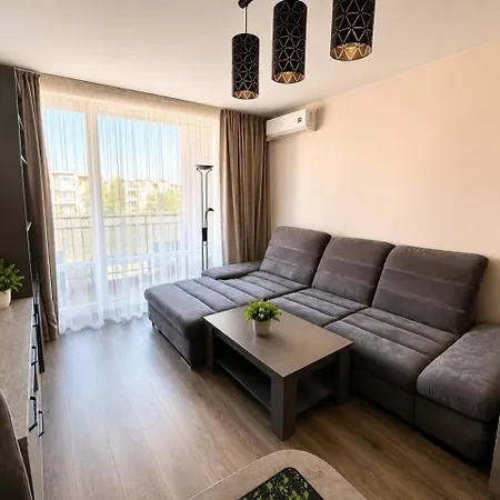 Two-bedroom With A Cozy Balcony Slantschew brjag